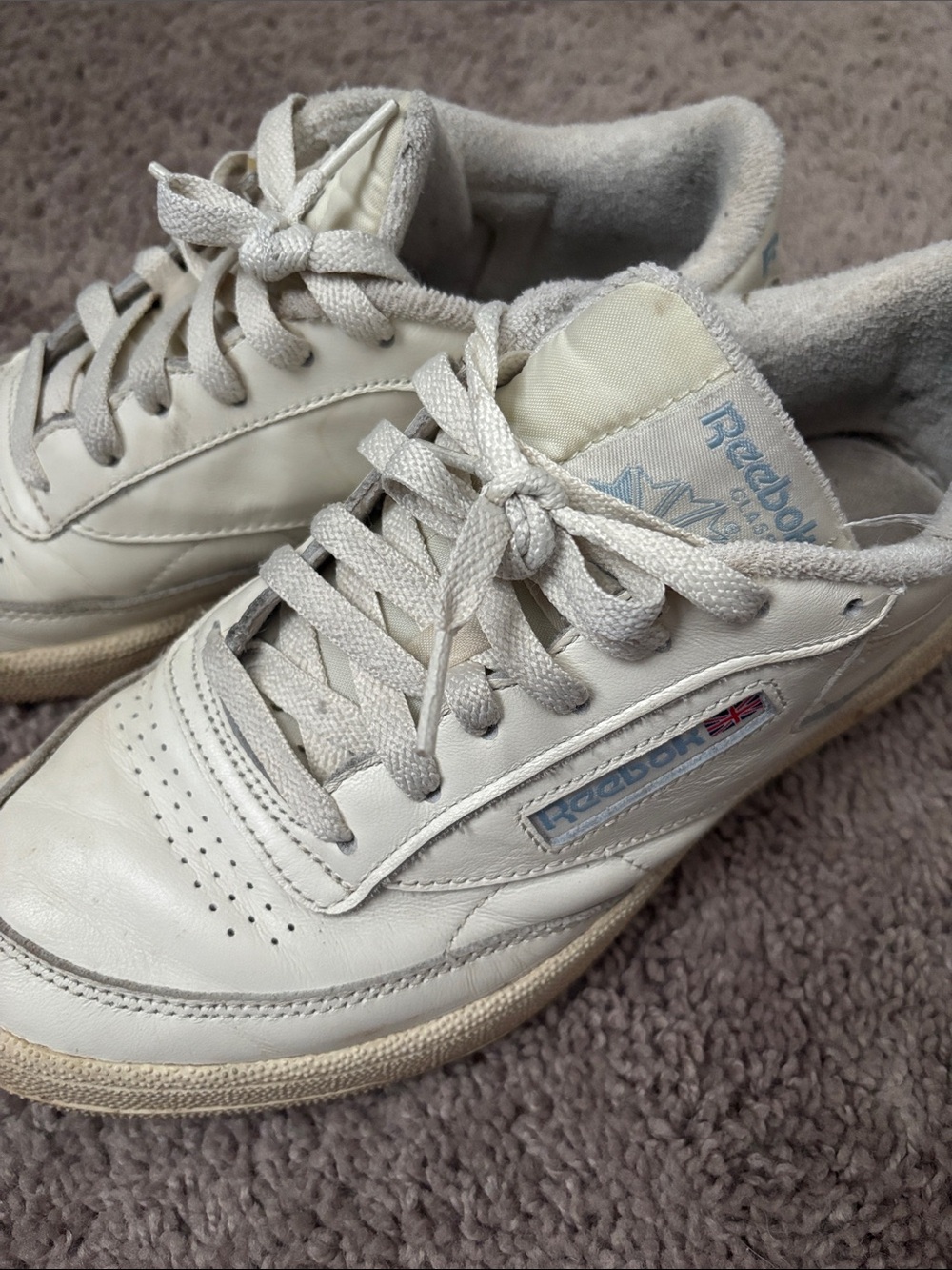 Reebok Cream Classic’s. Size: 7.5M/9W